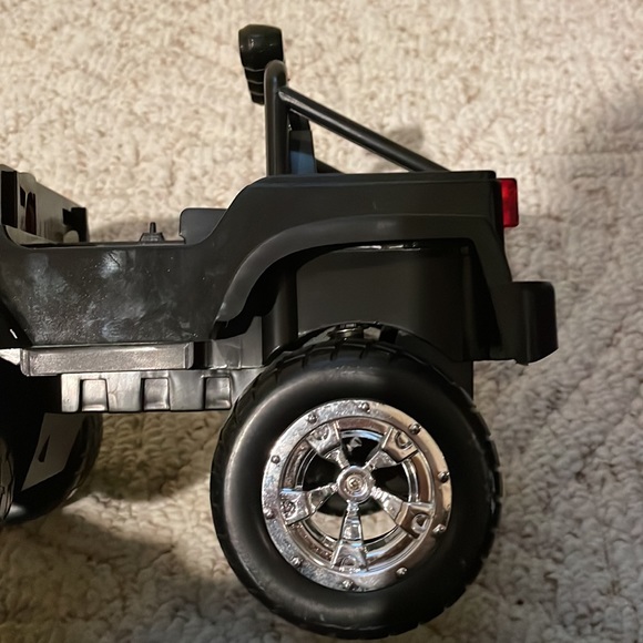 Battery operated off-road Safari car. Remote control included. - Picture 6 of 6